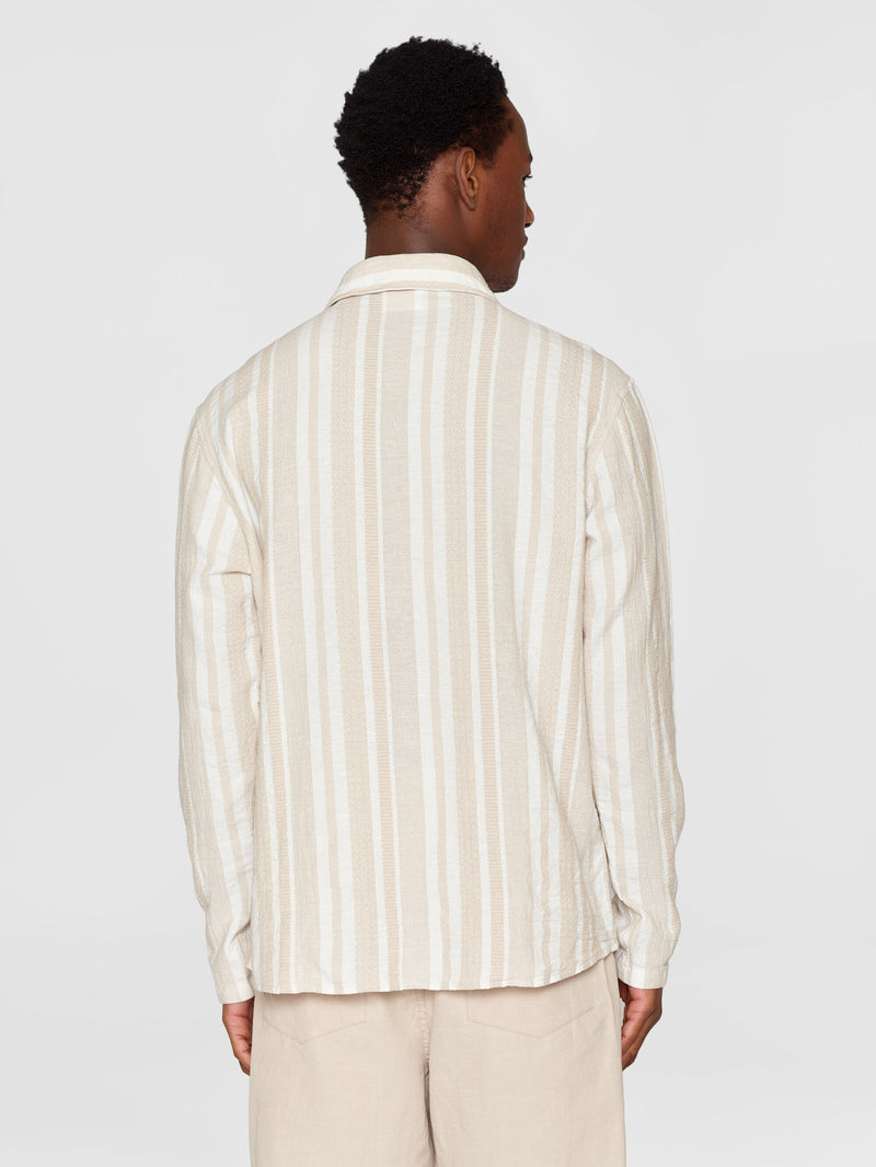 KnowledgeCotton Apparel - MEN Loose jacquard woven striped shirt - GOTS/Vegan Shirts 8030 Beige stripe